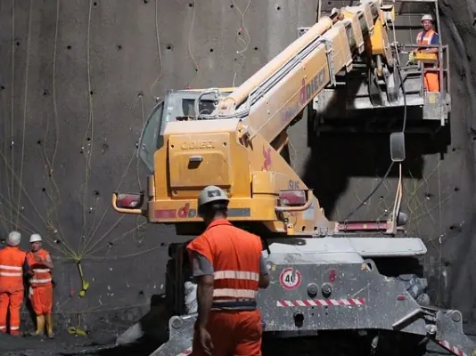 Tunnelling crew with a drilling rig underground